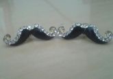 Brinco Mustache